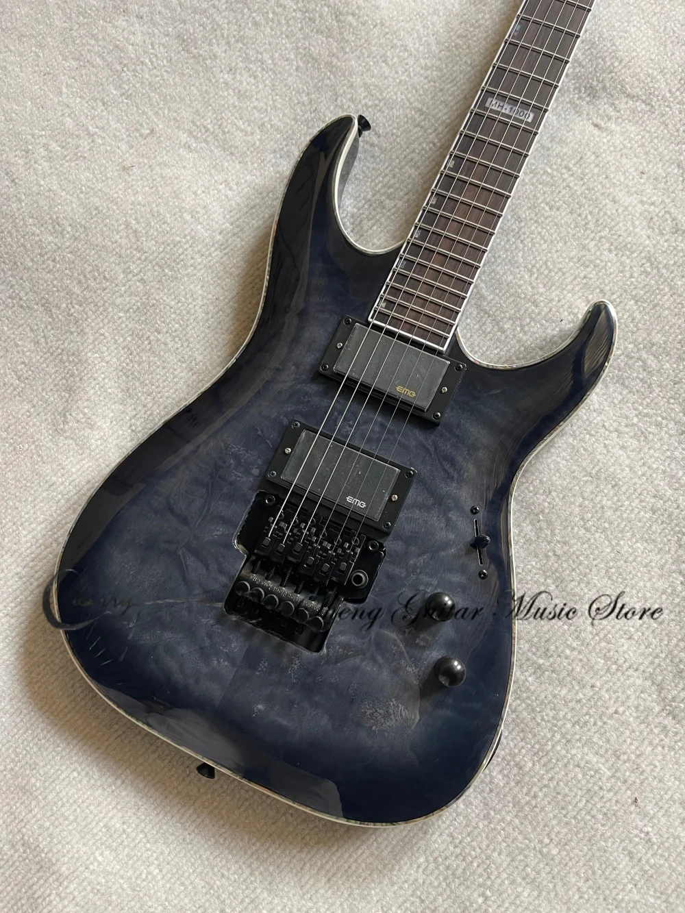 Transparent black guitar, black tremolo bridge, HH closed pickup, quilted maple top, solid wood body, maple neck