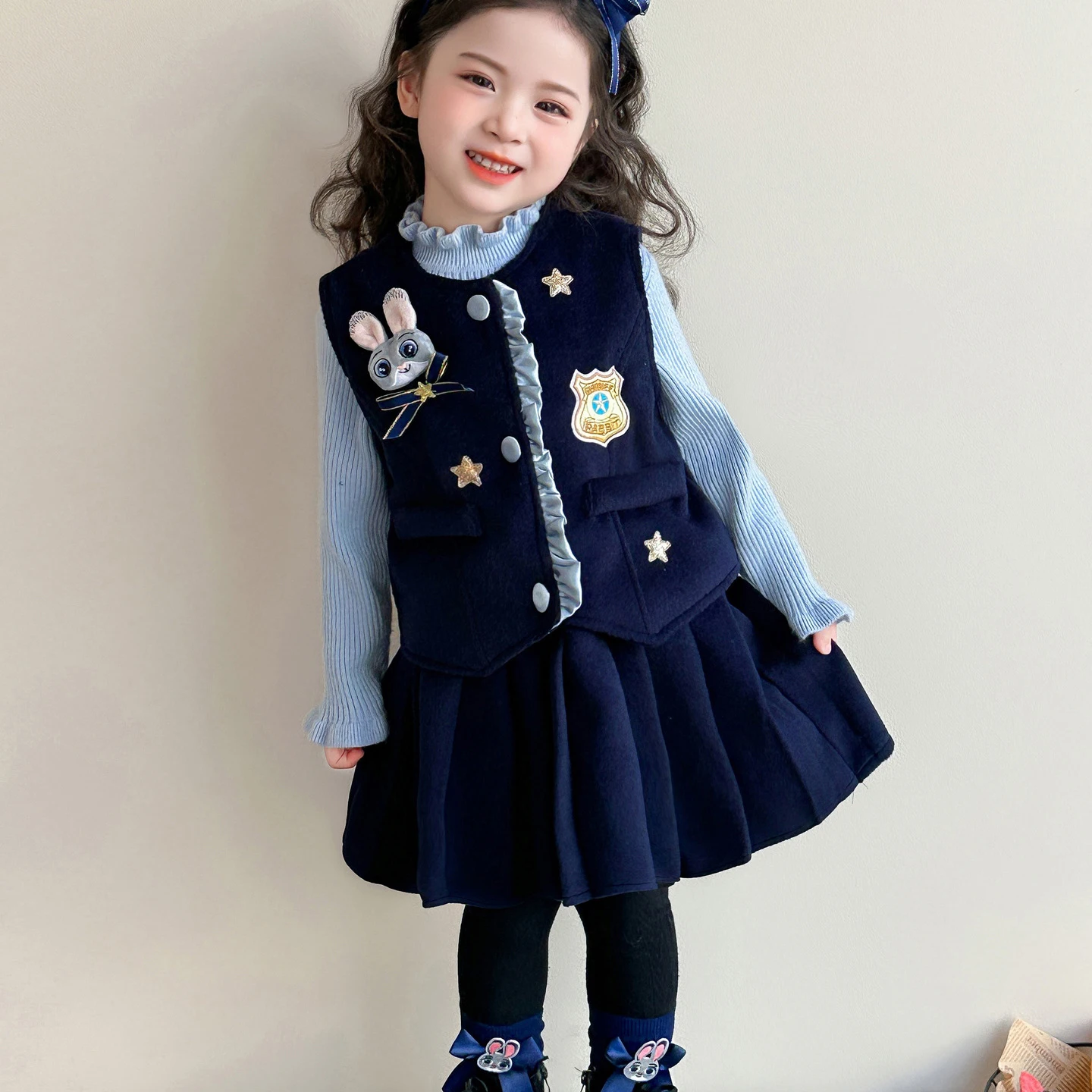 

Офицер кролика, комплект из трех предметов для девочек Джуди, весенне-осенний модный комплект 2026, новый милый новогодний свитер с изображением Зверополис, жилет и юбка