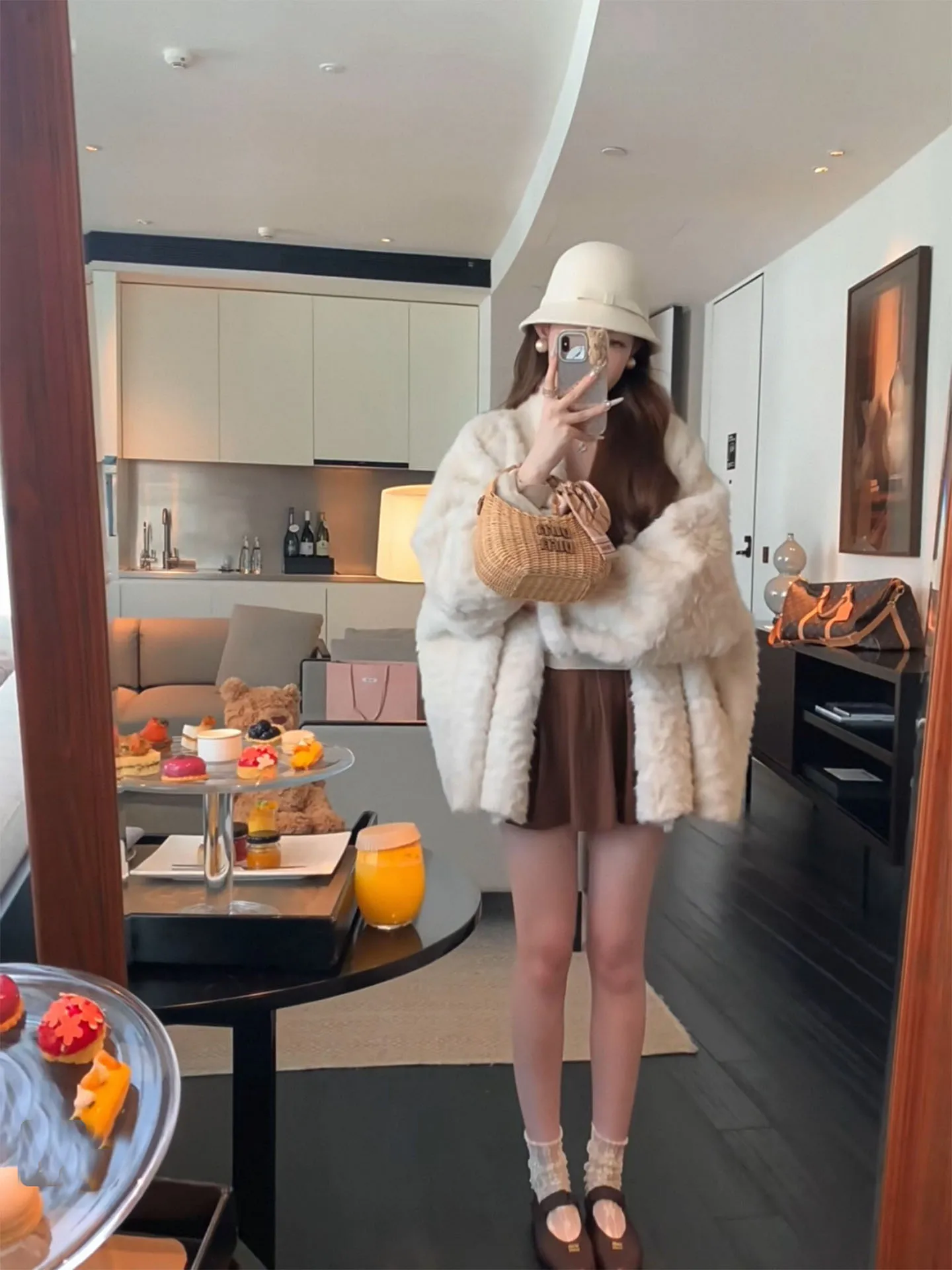 

Eco-Friendly Faux Fur Jacket Creamy Wooly Roll Coat Integrated Fur And Skin Bathrobe Warmth Guaranteed Long Sleeve V-Neck Coat