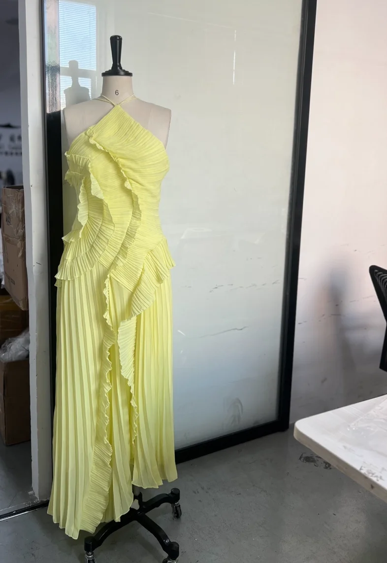 Elegante paarse halter A-lijn galajurken ruches gelaagde rugloze feestjurk zomervakantie chiffon lange avondjurk