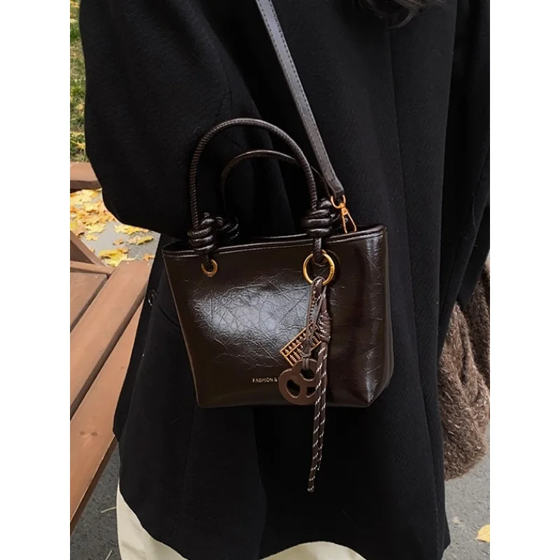 

Ретро-модная сумка-ведро для женщин, осень-зима 2026, новая простая повседневная сумка через плечо в корейском стиле, высококачественная женская сумка