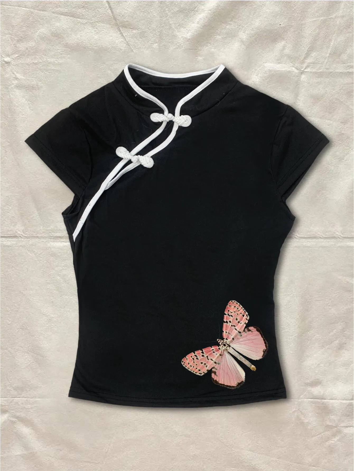 Coquette Cami Top für Damen, Schwarz, mit Luna-Motten-Grafik, Qipao-inspiriert, Stehkragen, Knotendetail, Kurzarm, Figurbetontes Oberteil 2026