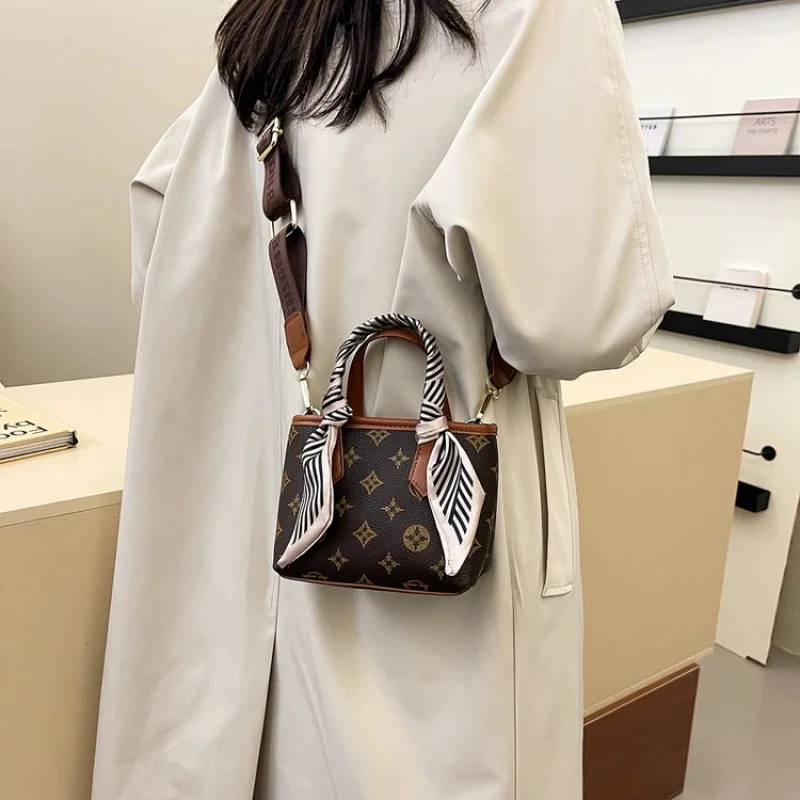 

Women's Messenger Bag Made Of Goatskin Leather Featuring High-End Malta Casual Neat Lightweight Daily Look