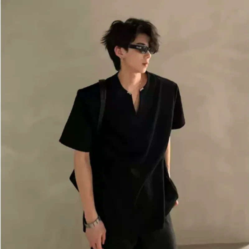 A trendy metal-decorated design with a strong shoulder pad T-shirt for men, featuring a high-end summer silhouette and a short-s