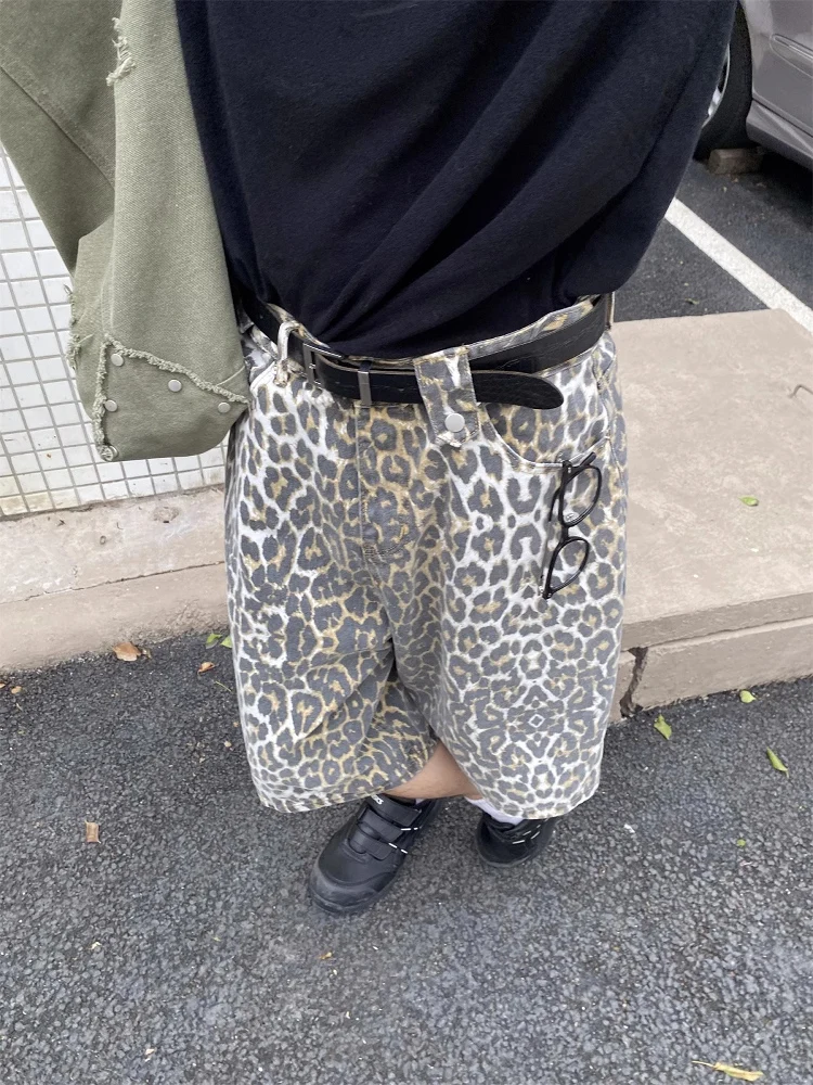 Shorts Jeans Americanos Retrô com Estampa de Leopardo, Soltos, de Perna Larga e Comprimento Médio para Homens e Mulheres, Design Sensacional de Verão