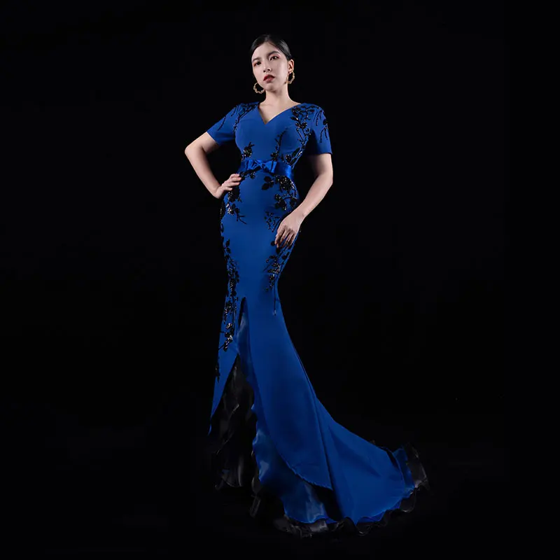 Платье облегающее темно-синее с V-образным вырезом и бусинами