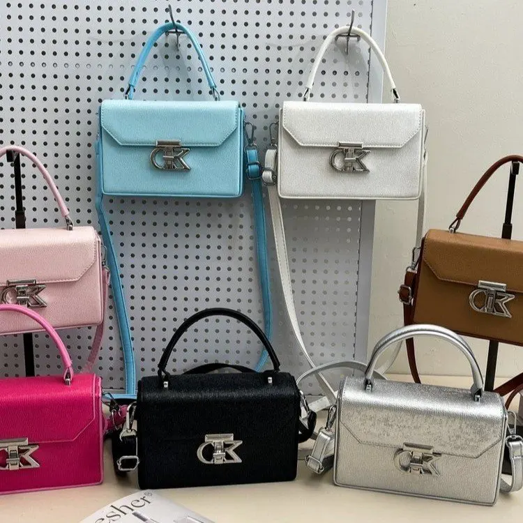 丈夫なおむつバッグ。高品質の生地と滑らかなジッパーで、日常の頻繁な使用や過酷な状況にも対応します。