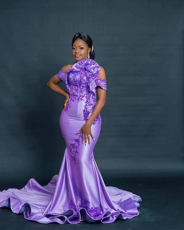 فستان زفاف حورية البحر من الدانتيل المطرز مع أكمام شفافة من خلال فستان طويل أنيق مزين بالتفاصيل للعروس