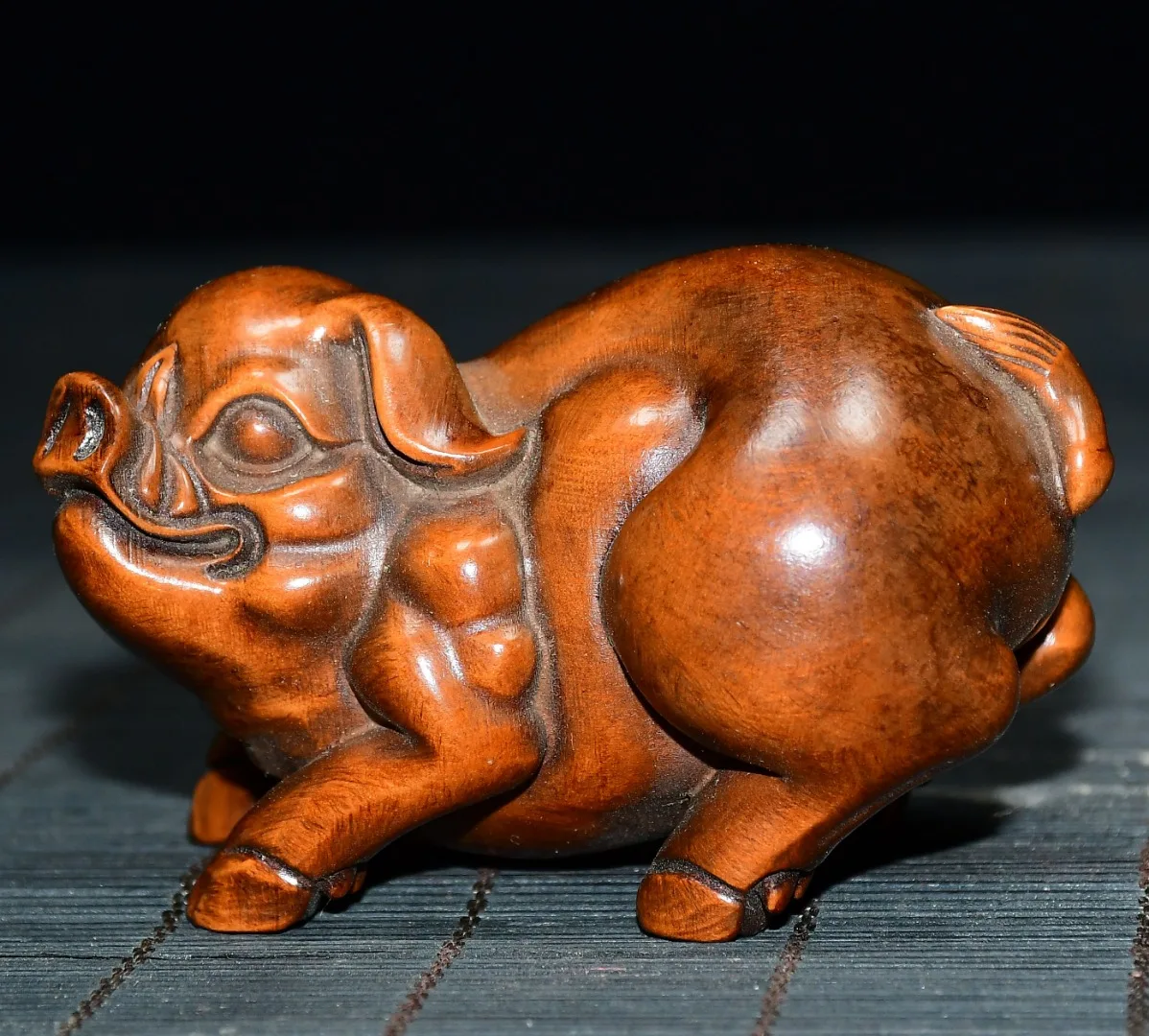Exquisite small leaf boxwood zodiac pig desktop decoration ornament