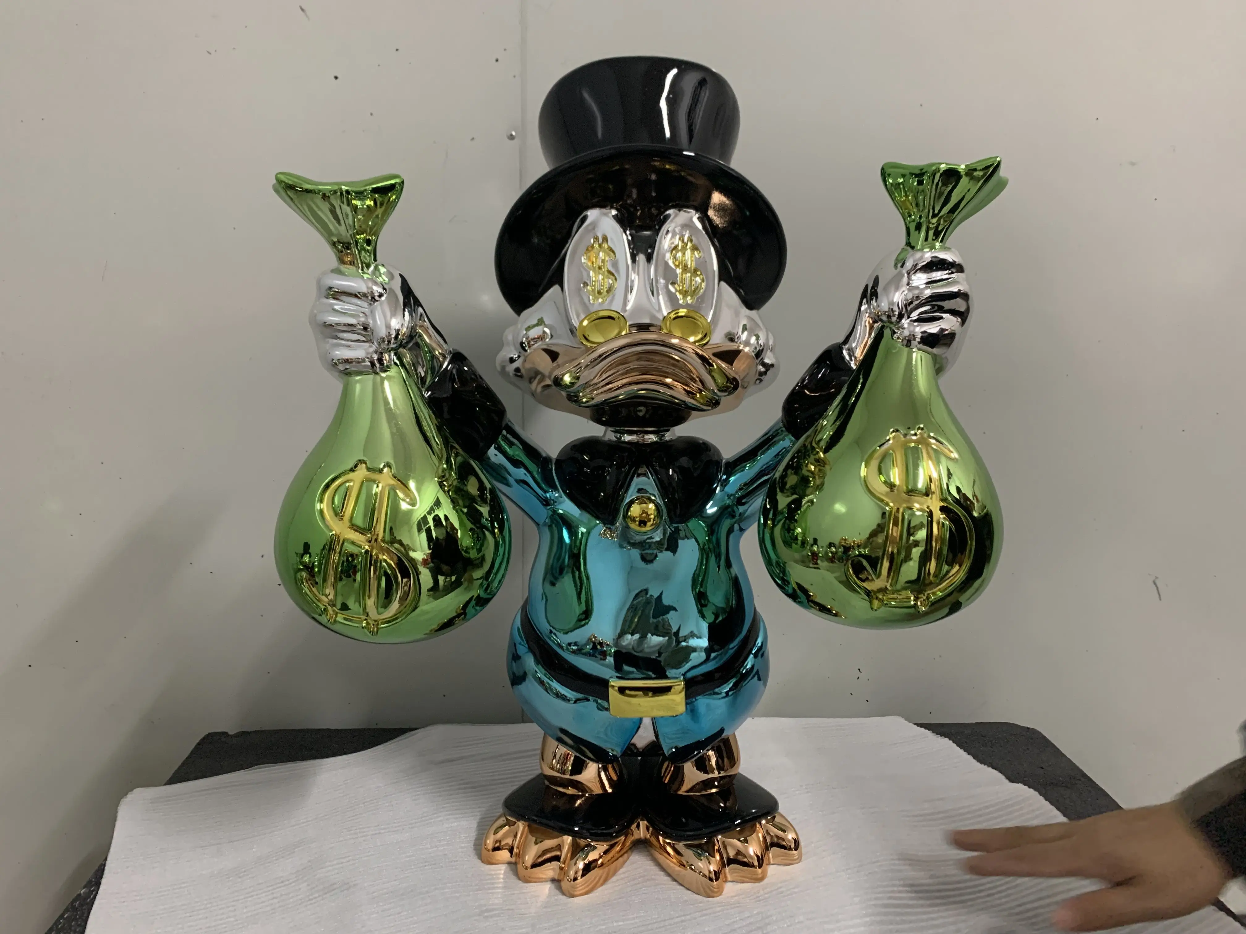 2025 venda quente tamanho da resina dos desenhos animados jogo figura arte fibra de vidro pato estátua galvanoplastia fibra de vidro pato fibra de vidro pato