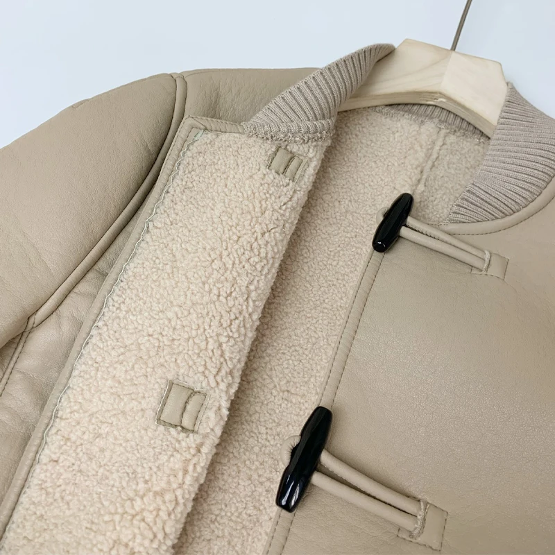 เสื้อแจ็คเก็ตหนังผสมขนแกะอุ่นสบายทันสมัยสำหรับผู้หญิง สไตล์เรโทร ทรงเบสบอล ติดกระดุม ทรงตรง