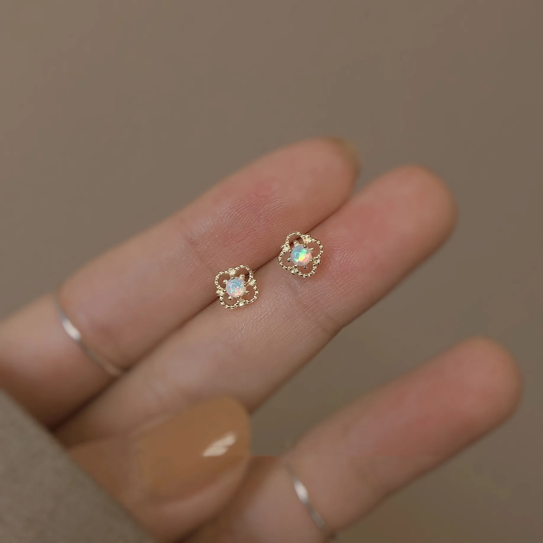 Aurora Color Stud Earrings Gradient Ear Studs Crystal Moonstone Earring for Women Girl Teen Ear piercing Jewelry Accessories