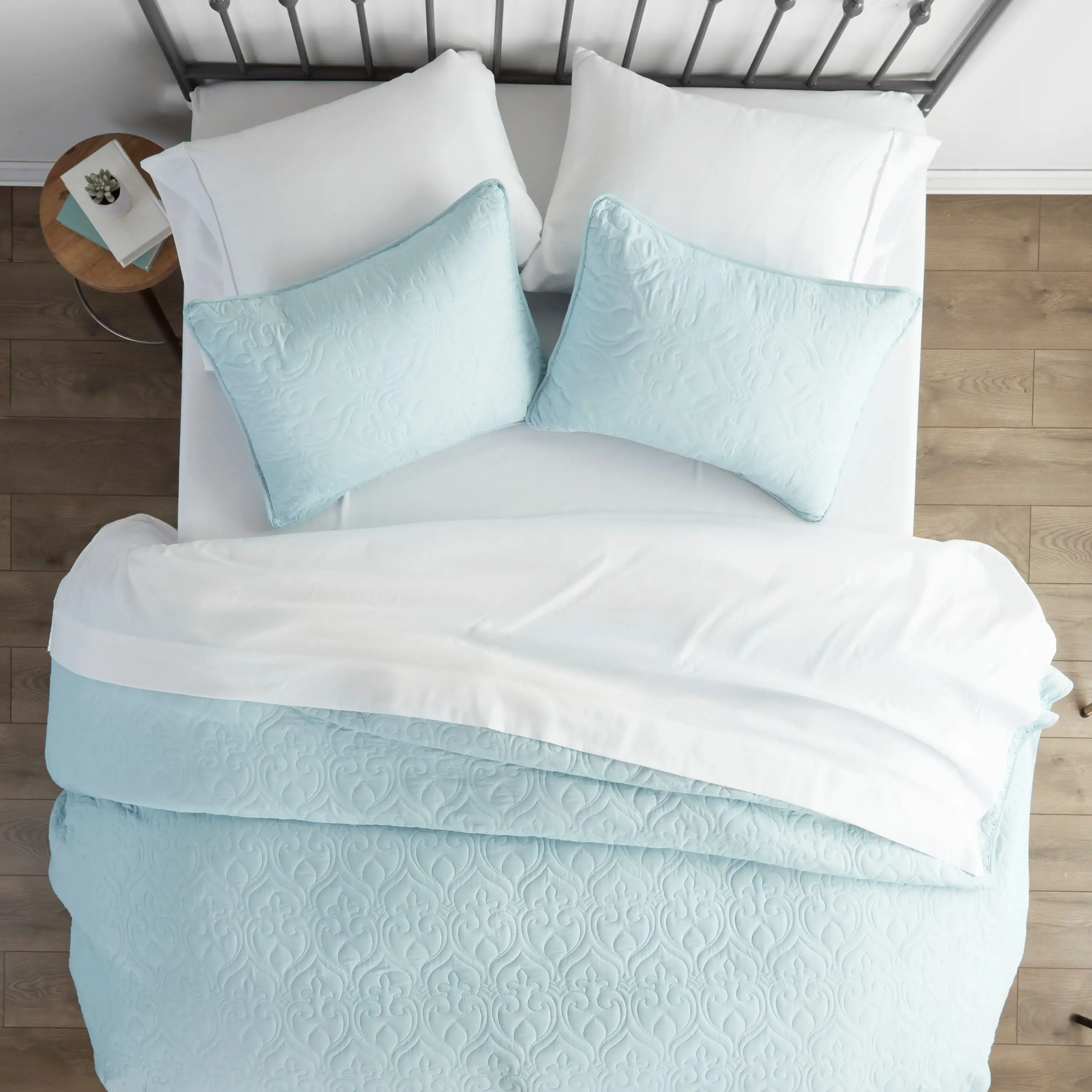 

Pale Blue Damask Pattern Quilted Coverlet Set, King / Calking