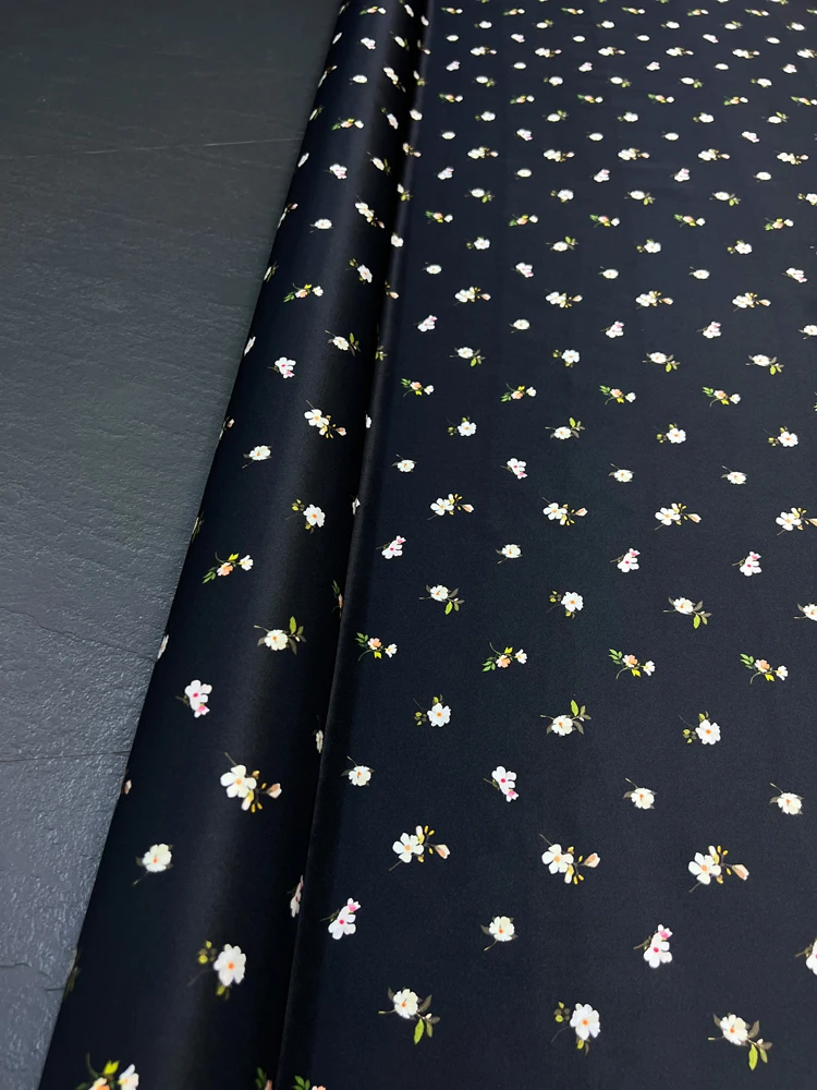 Tissu sergé pour robes et chemises, blanc, floral, noir, commissionné