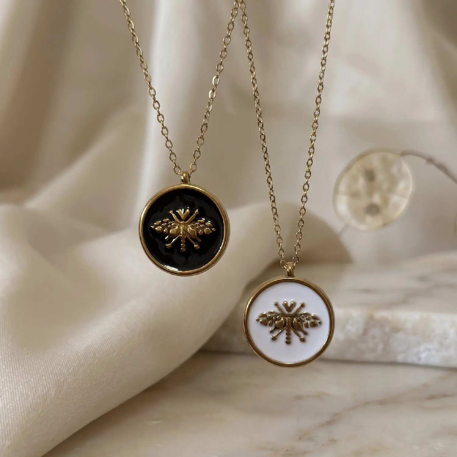 Stainless Steel Vintage Round Bee Pendant Charms Necklace For Women Geometric Circular Insect Chain Choker Fashion Jewelry