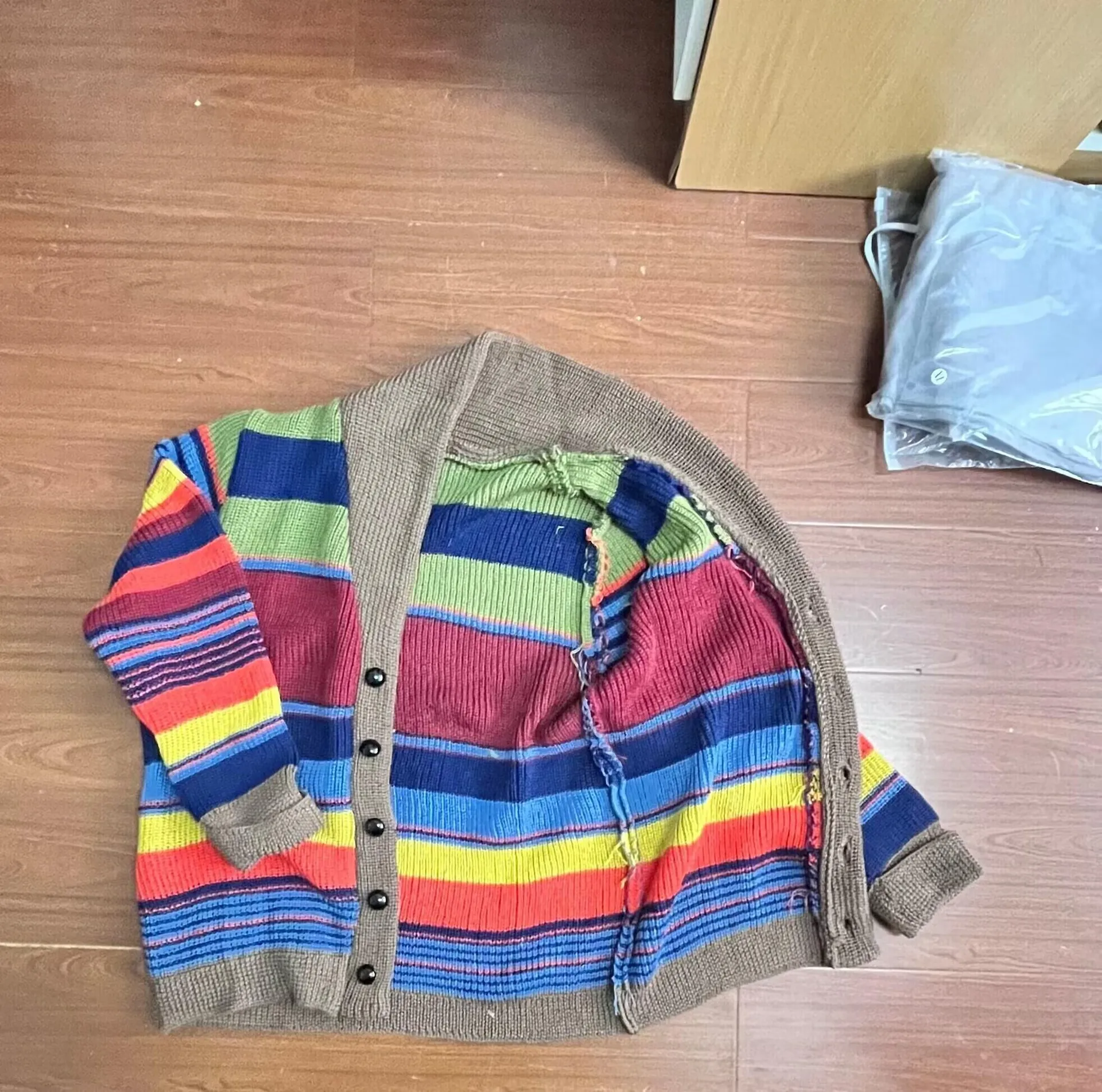 Suéter de arcoíris para hombre, nueva chaqueta de suéter europea y americana, cárdigan de punto con bloques de colores y solapa para otoño e invierno