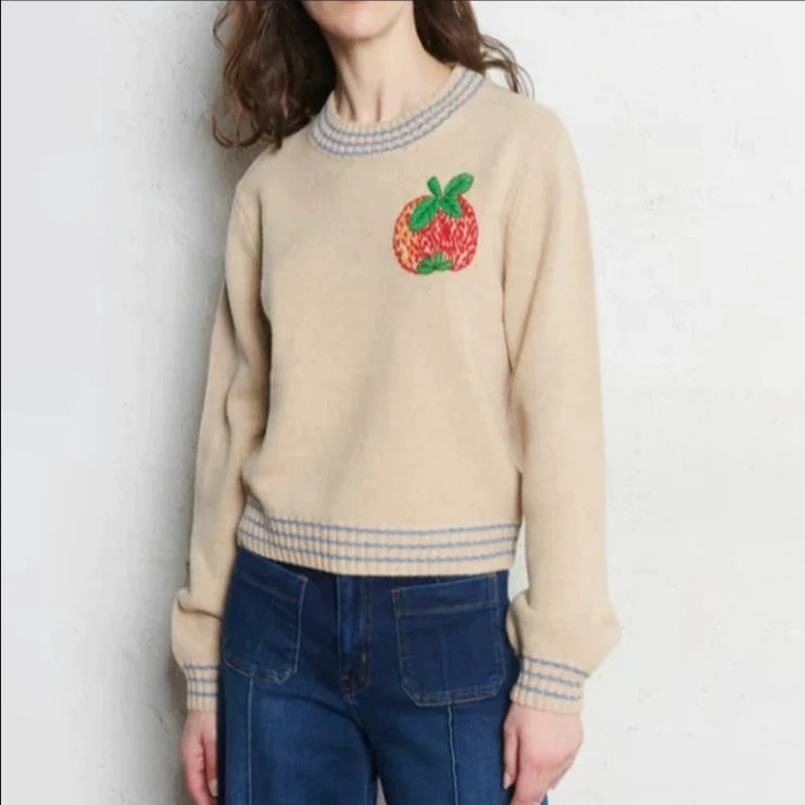 

Women's fashionable round neck knitted sweater with long sleeves decorated with apple patterns, casual and warm winter top
