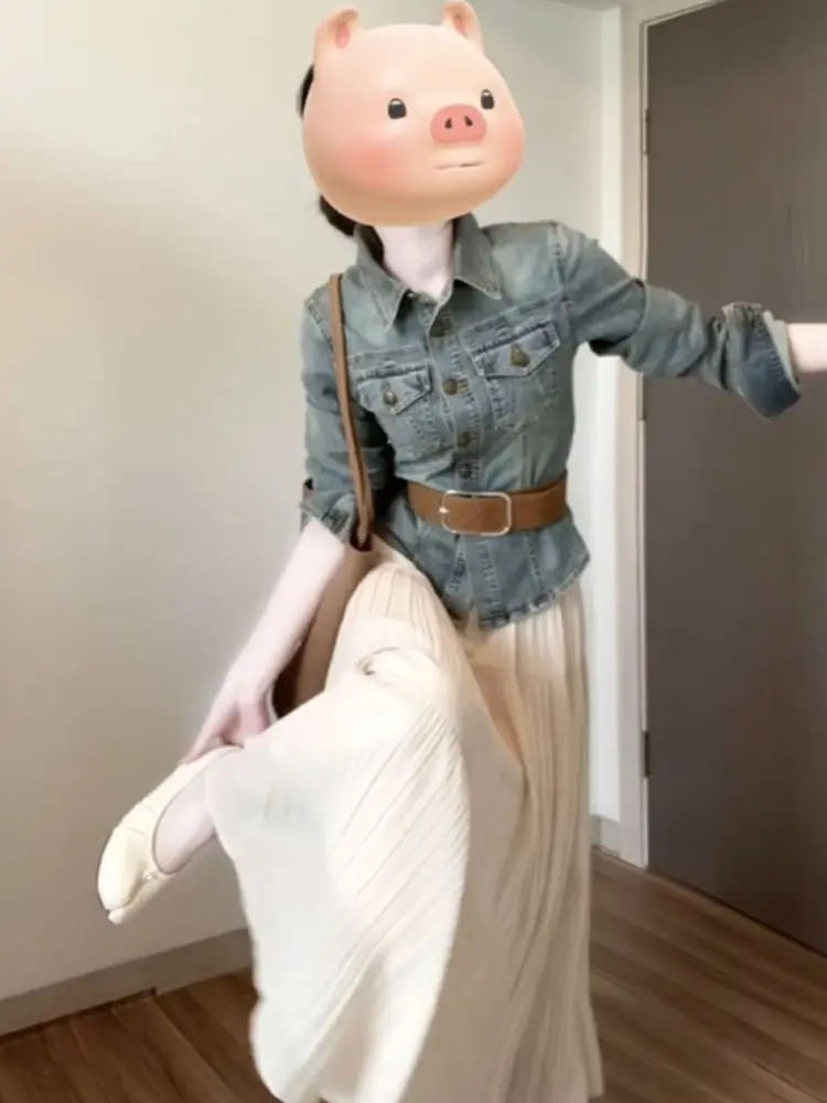 

Женский комплект в ретро-стиле: джинсовая куртка и юбка. Модная осенняя коллекция. Дизайн с V-образным вырезом, застежкой на пуговицы и средней посадкой на талии.