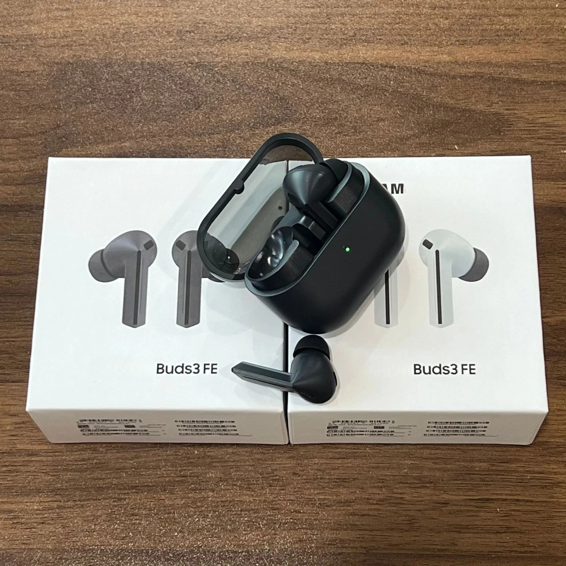 

Novos fones de ouvido Bluetooth sem fio BUDS FE R630 em fones de ouvido com bateria de longa duração e interruptor Hall