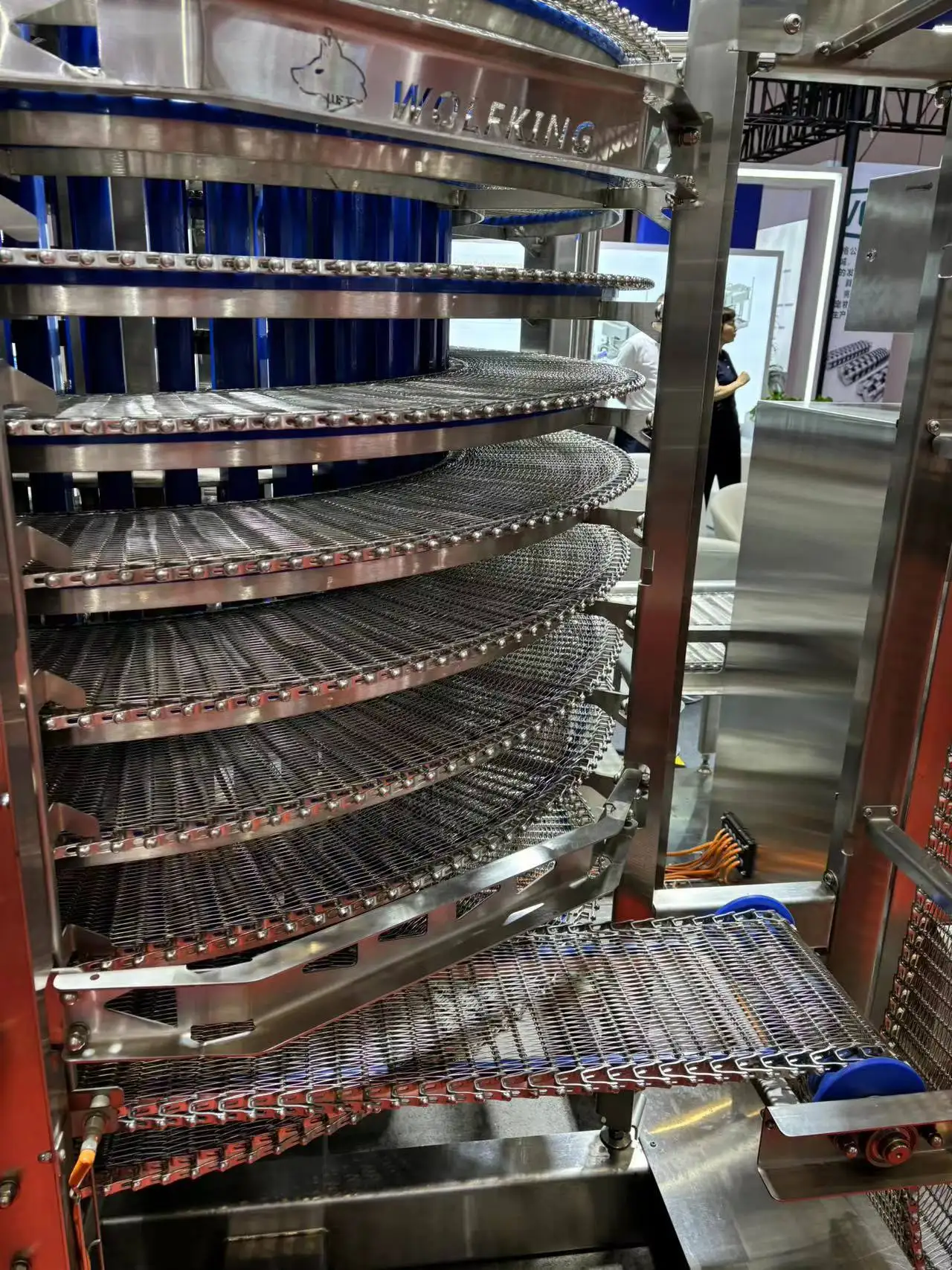 كفاءة متعددة الطبقات دوامة برج التبريد الخبز والكعكة الناقل خط شبكة حزام سلسلة مرنة الناقل