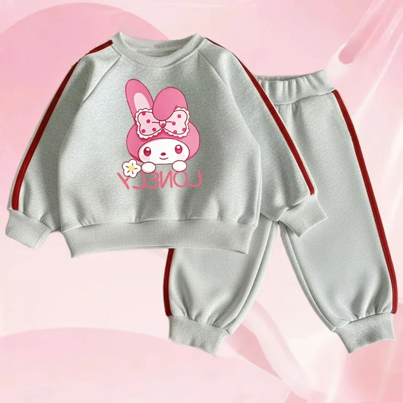 

2026 Весенний новый стиль SANRIO, детский повседневный спортивный костюм для девочек, комплекты брюк в полоску по бокам, детские толстовки с круглым вырезом и брюки из двух предметов