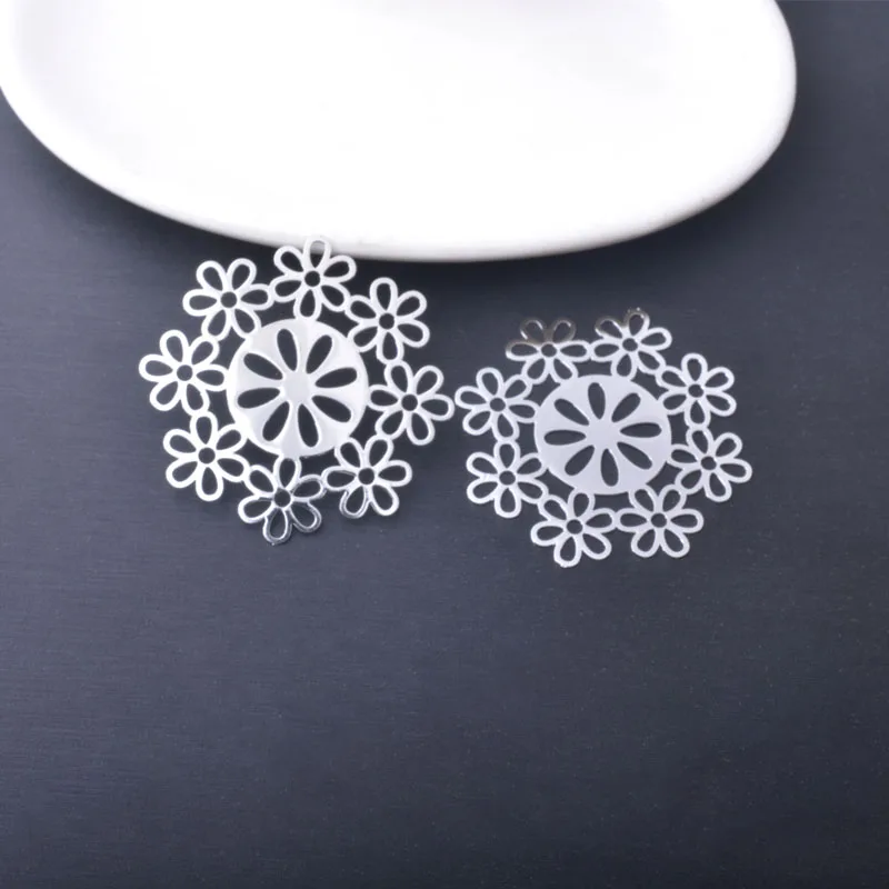 20 Stück AA557 Messing-Schmuckanhänger in hellgoldener Weihnachtsschneeflockenform, bemalte Blumenanhänger, DIY-Ohrring-Zubehör für Frauen – Detail 15