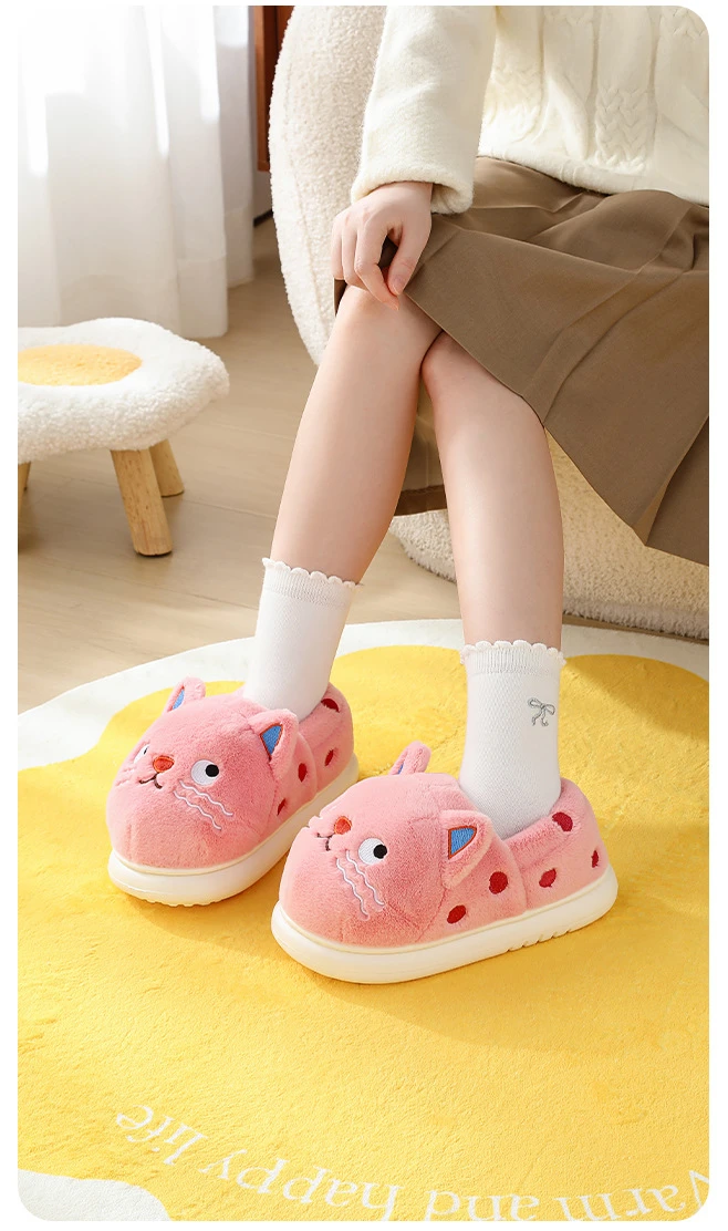 Winterwarme, geschlossene Katzenpantoffeln für Damen, verspielte, seitlich gefleckte, flauschige Loafer, flauschige Hausschuhe für Damen, Plüschpantoffeln. – Detail 3