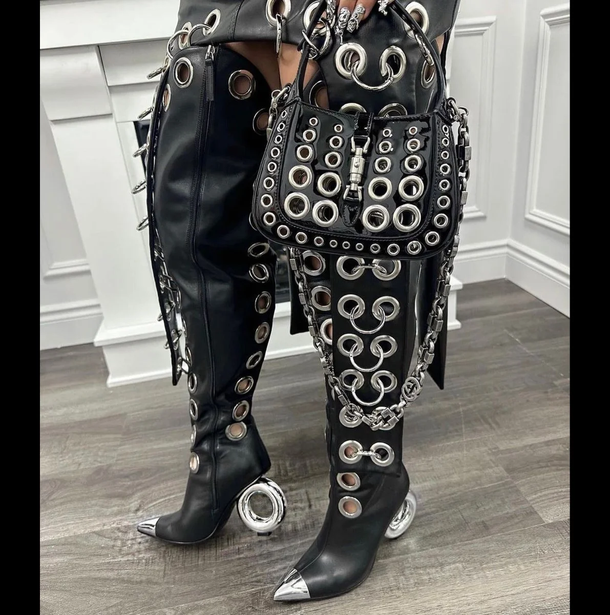 

Новинка 2026, кожаные сапоги выше колена на круглом каблуке, красные/черные/белые, сексуальные роскошные туфли на высоком каблуке с острым носком и вырезами