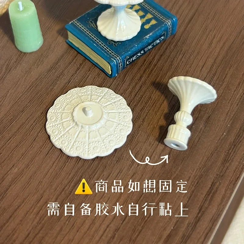 Modelo de bandeja para pastel y dim sum en miniatura para casa de muñecas, bandeja para postres con patas altas y mini candelabro, accesorios de decoración para microescenas.