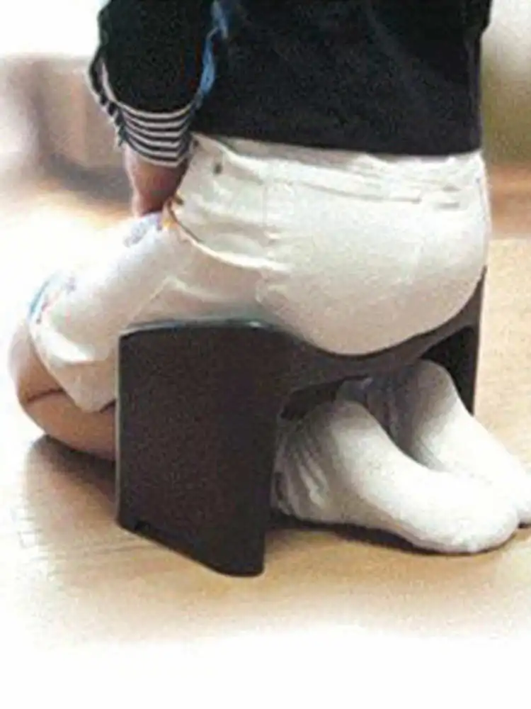 plastic chair, kneeling stool, meditation, low stool, small bench, sitting upright, kneeling, bowing, household seat cushion