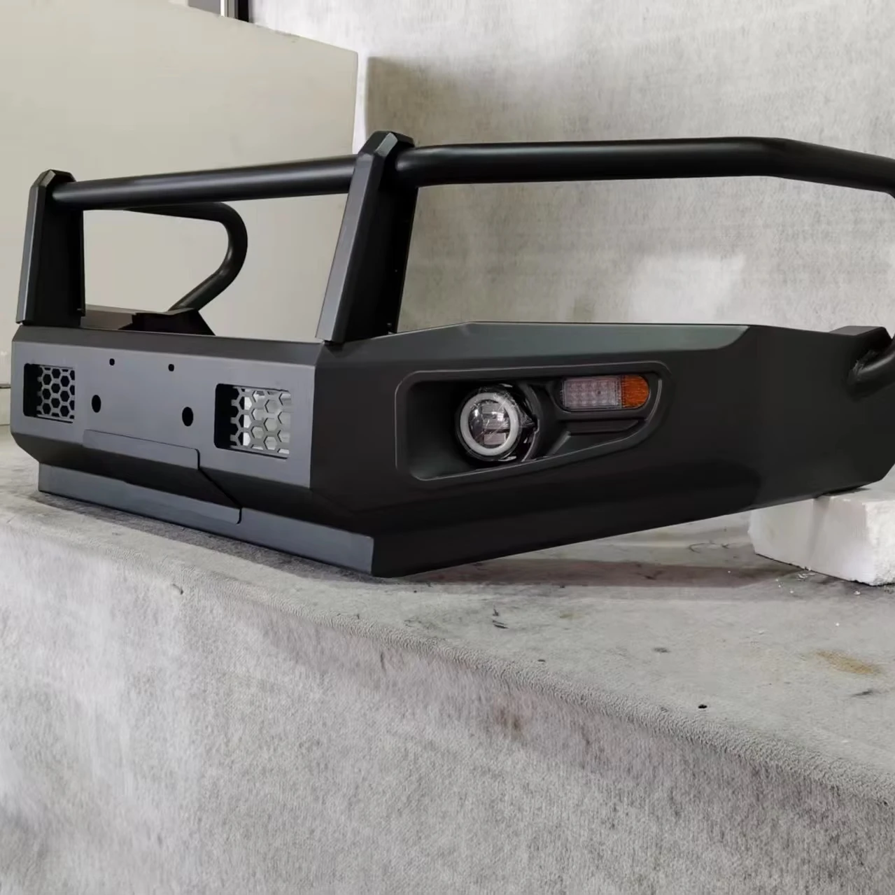 

Universal Bumper Car Accessories Hot Sell Design Steel Bull Bar Bumper for Hilux Ranger LC300 L200 BT50 NP300custom