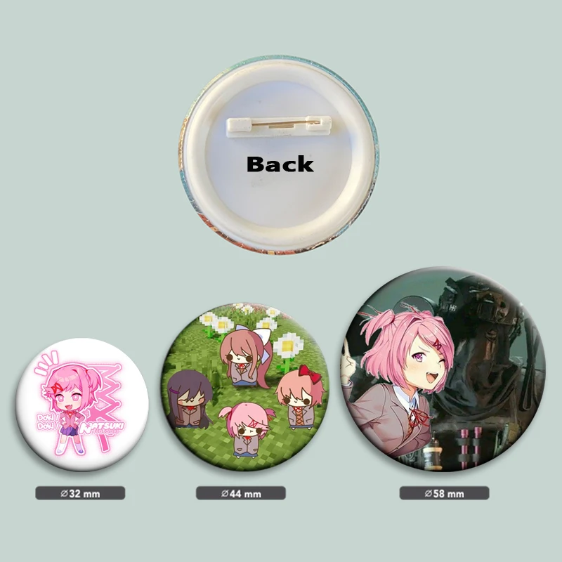 أنيمي دوكي دوكي نادي الأدب! دبابيس الأزرار Natsuki Sayori Monika الإبداعية بروش الكرتون شارة لهدايا ديكور حقيبة الظهر طوق