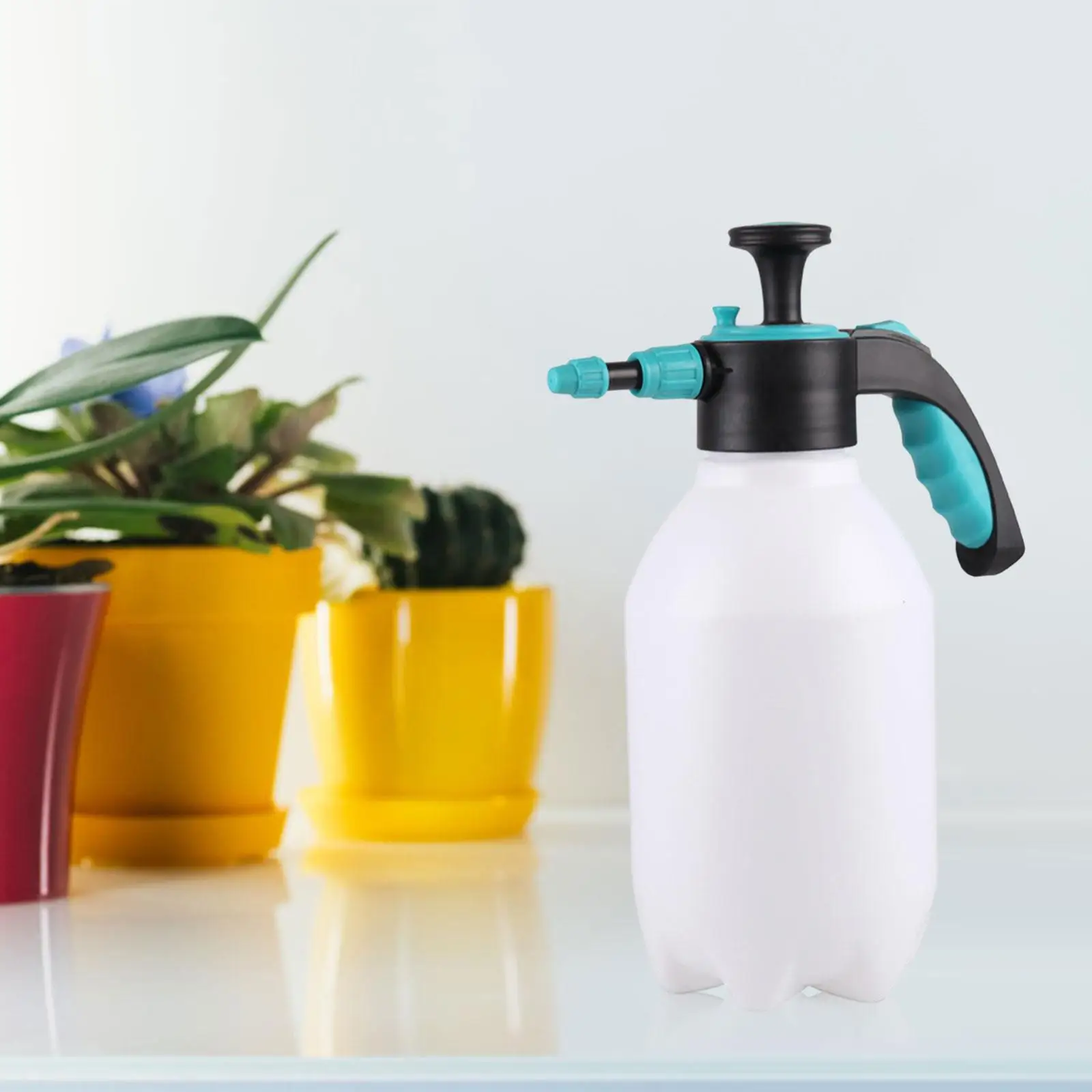 

Handheld Air Pressure Watering Can Hand Pressed Sprayer Portable Large Capacity Hand Tool 2L Spray Bottle for Watering Plants