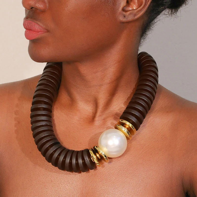 Statement Retro-Halskette mit Holzperlen, handgefertigt für Damen, trendiger Partyschmuck – Detail 5