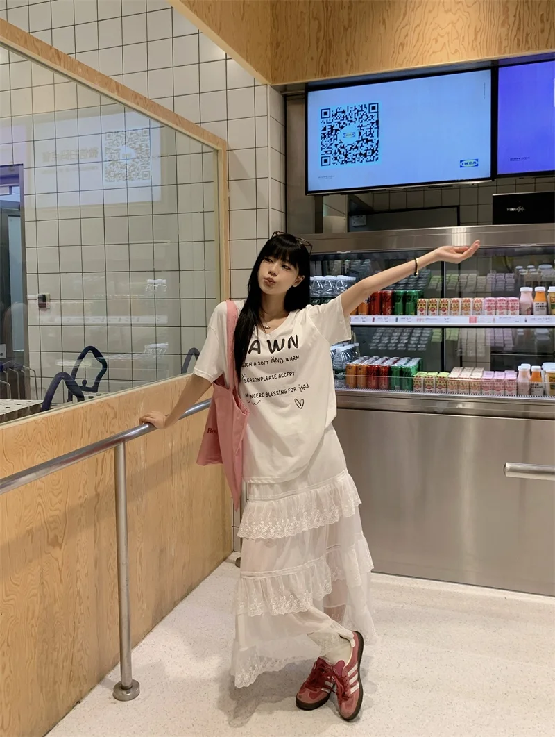 

Casual Letter Print V-Neck T-Shirt And Lace Skirt Two-Piece Set Women's Fashion Spring Collection Loose Fit Short Sleeve