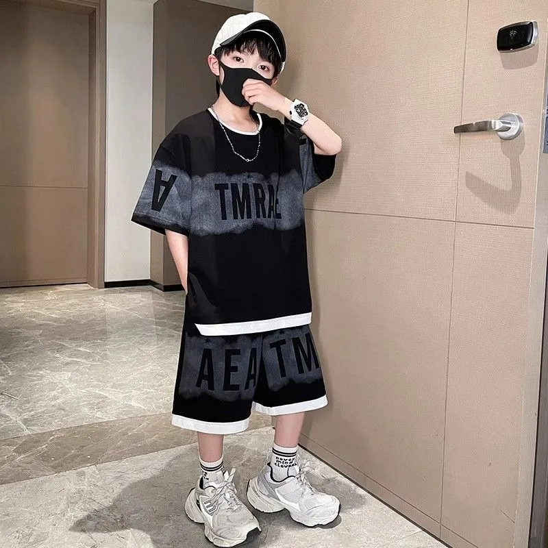 

Новый летний хлопковый костюм для мальчиков, японская уличная мода, детские футболки с принтом, шорты, комплект из 2 предметов, детский комплект высокого качества, 2025 г.