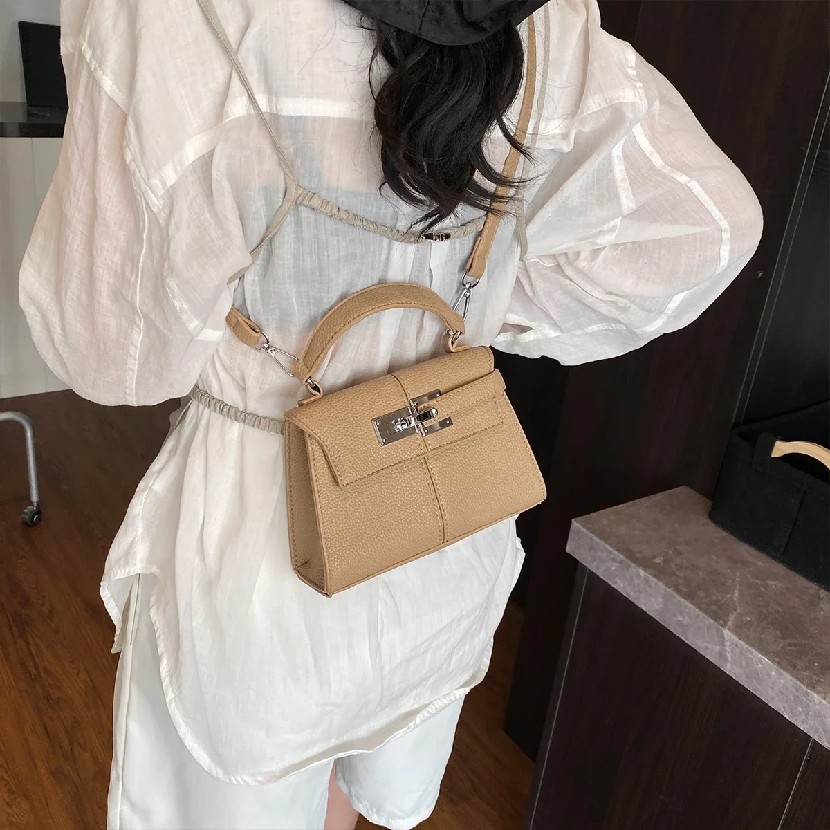 

Lightweight PU Leather Minimalist Quilted Crossbody Bag Featuring Lock Detachable Strap Ideal for Daily Commute Shoulder Use