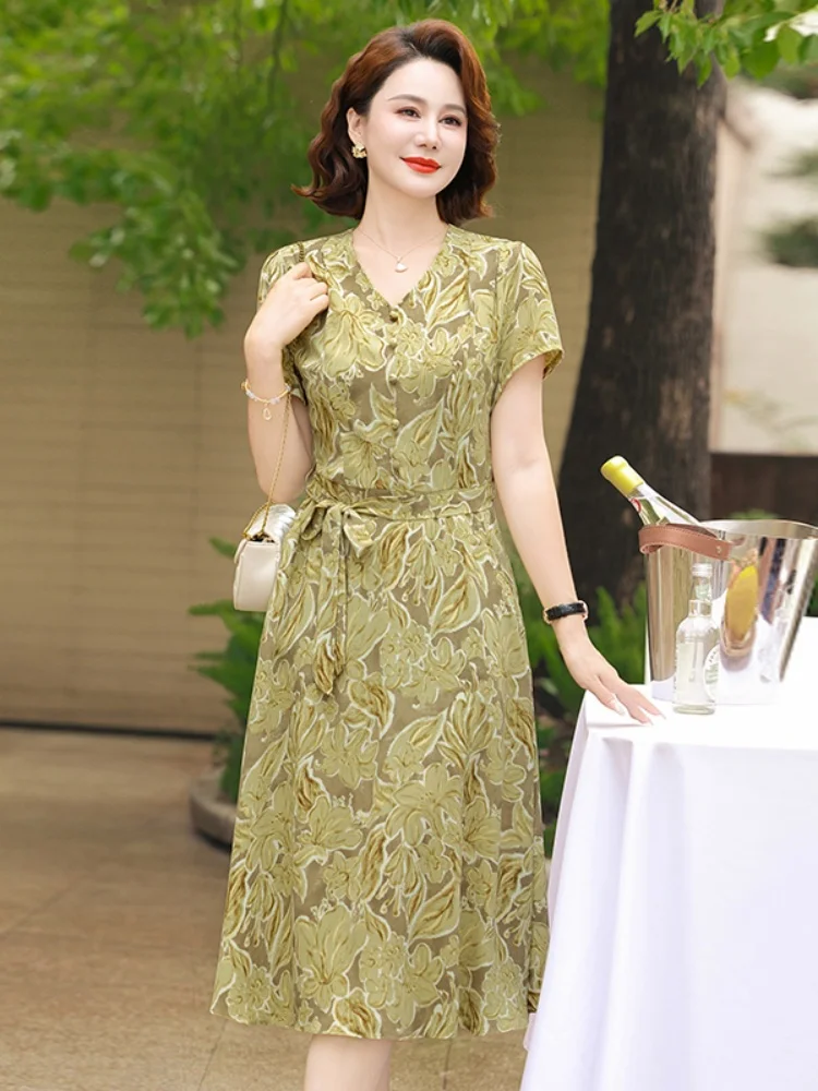 エレガントな半袖花柄ミディ丈ワンピース　着痩せ効果のある膝丈丈　レディースファッションママ服　通勤スタイル　ゆったりフィット