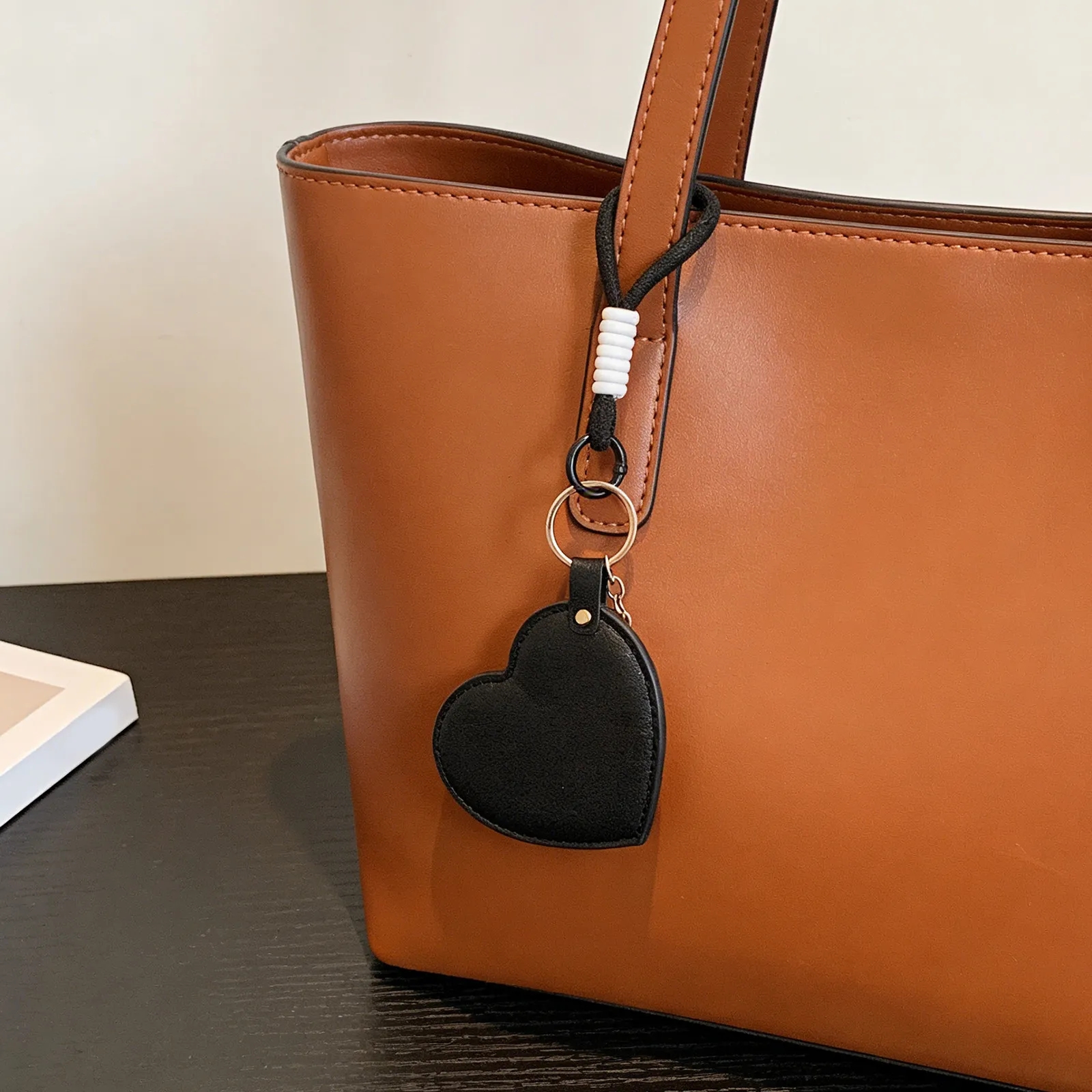 

Black Heart Shaped Compact Makeup Mirror PU Cover Portable Travel Pocket Mirror for Women Makeup Touch Up Keychain