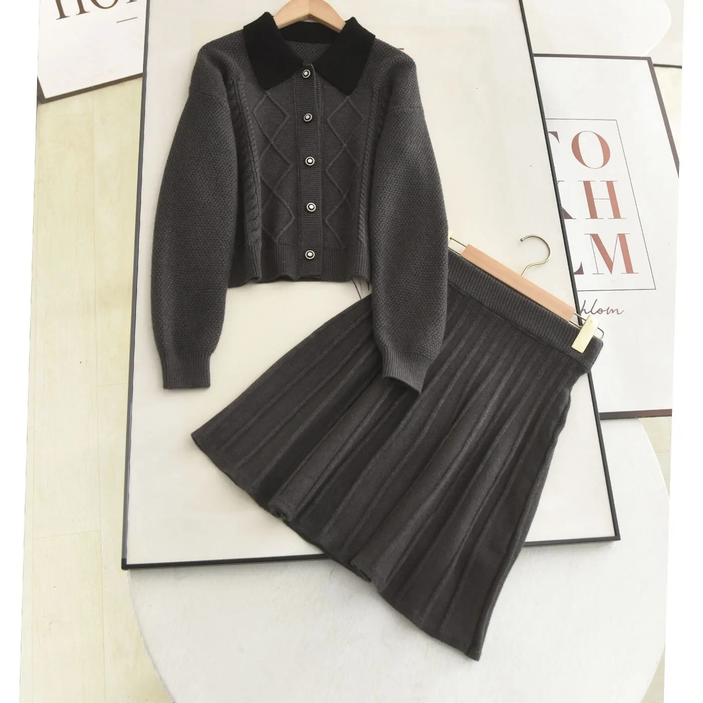 

Вязаный комплект из свитера и юбки с воротником, женский, с длинными рукавами, на пуговицах, с ромбовидным узором, открытый, с V-образным вырезом
