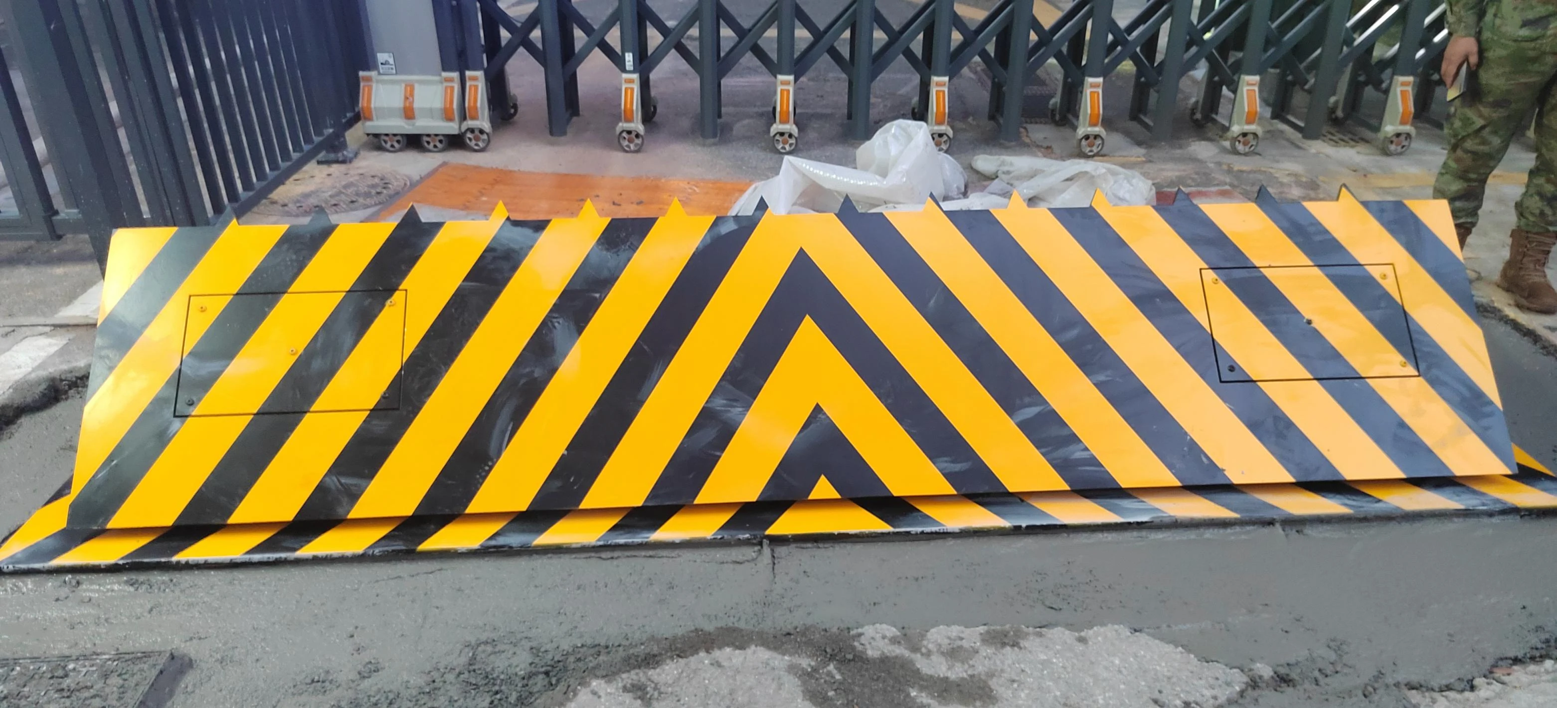 IP68 Водонепроницаемый антитеррористический автоматический гидравлический дорожный блокатор Полностью автоматический сверхмощный стоящий барьер для шоссейных дорог