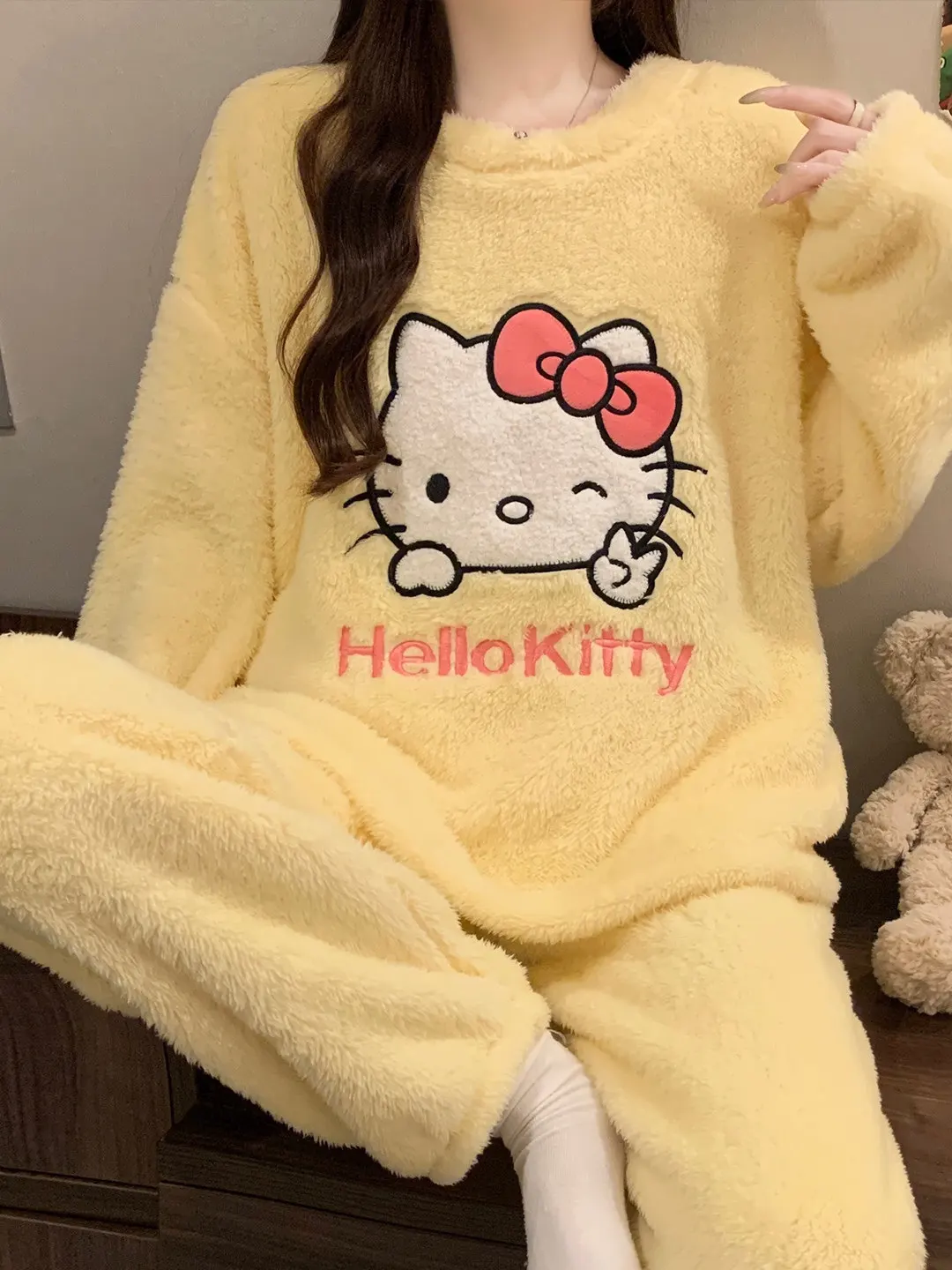 New Coral Velvet Pajamas for Women in Winter with Thick Velvet and Warm Cartoon Hello Kitty Home Clothes