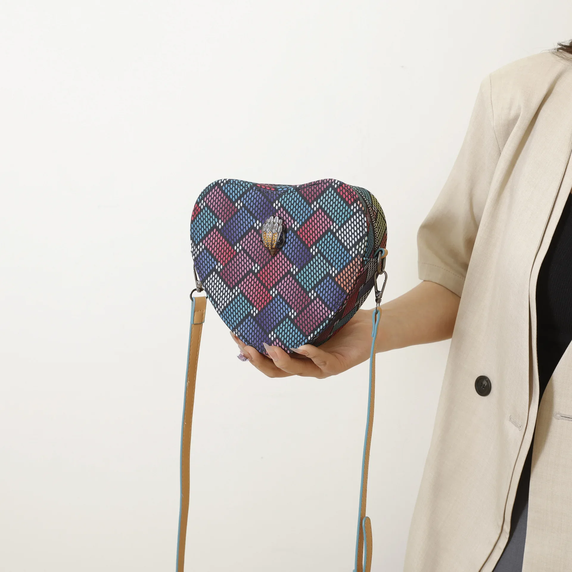 

2025 в тренде! Женская сумка в форме сердца с красочным принтом | Высококлассный вид детализации цепи | Просторный интерьер, подарок на День святого Валентина