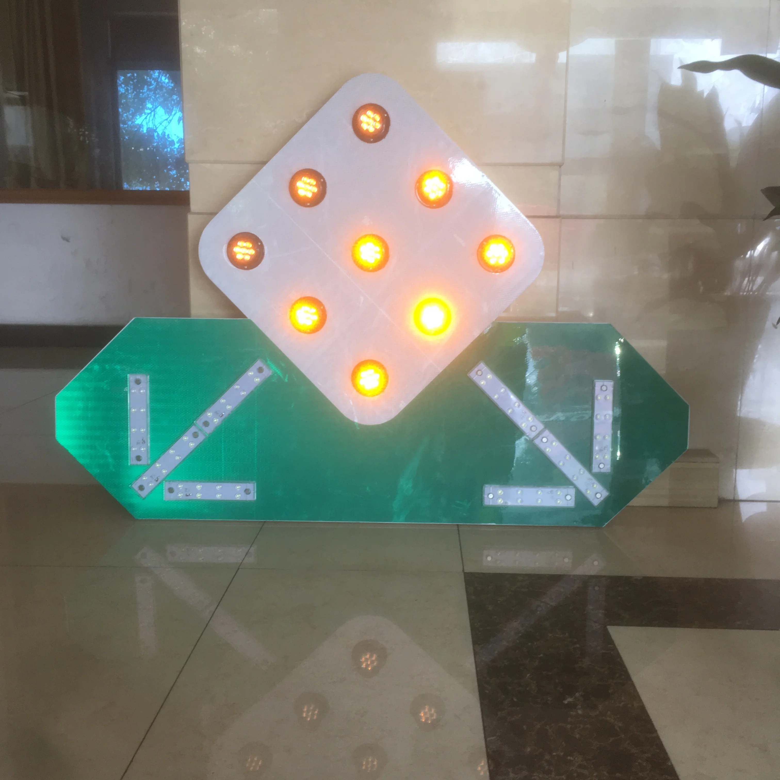 2025 Hot Sale High Brightness Aluminum Alloy Traffic Warning Light Emitting Diode Lighting Solar Road Safety Guidance Light