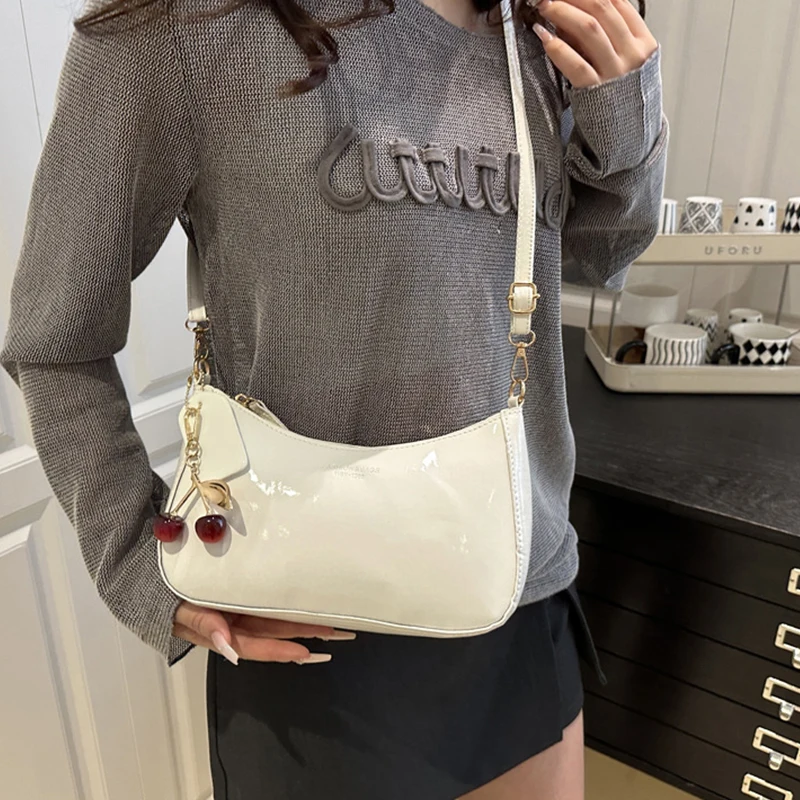 Neue Modische Damen-Handtasche aus PU-Leder, Einfarbig mit Kirsch-Anhänger, Vielseitige Schultertasche, Damen-Umhängetasche für den Alltag – Detail 11