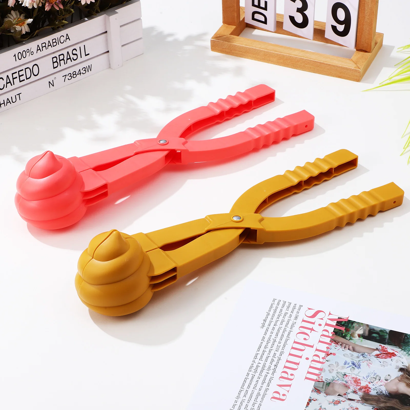 2Pcs Maker Plastic Durable Design Snow Ball Clip Maker for Outdoor Snow Ball Fights Makers Molds