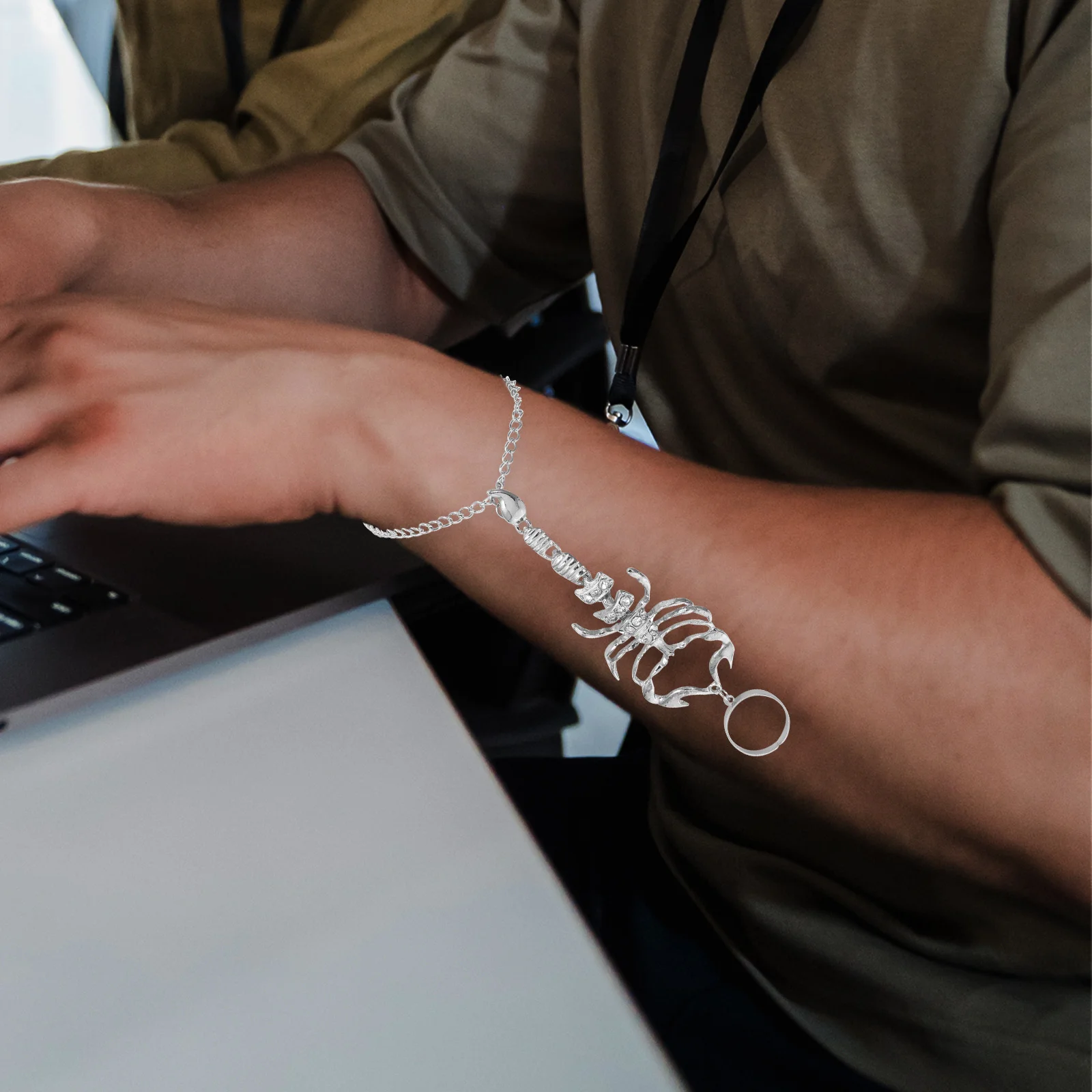 

Scorpion Ring Bracelet Hand Chain Punk Design Scorpion Finger Ring for Women Evening Party Wedding Nightclub Flash Zircon