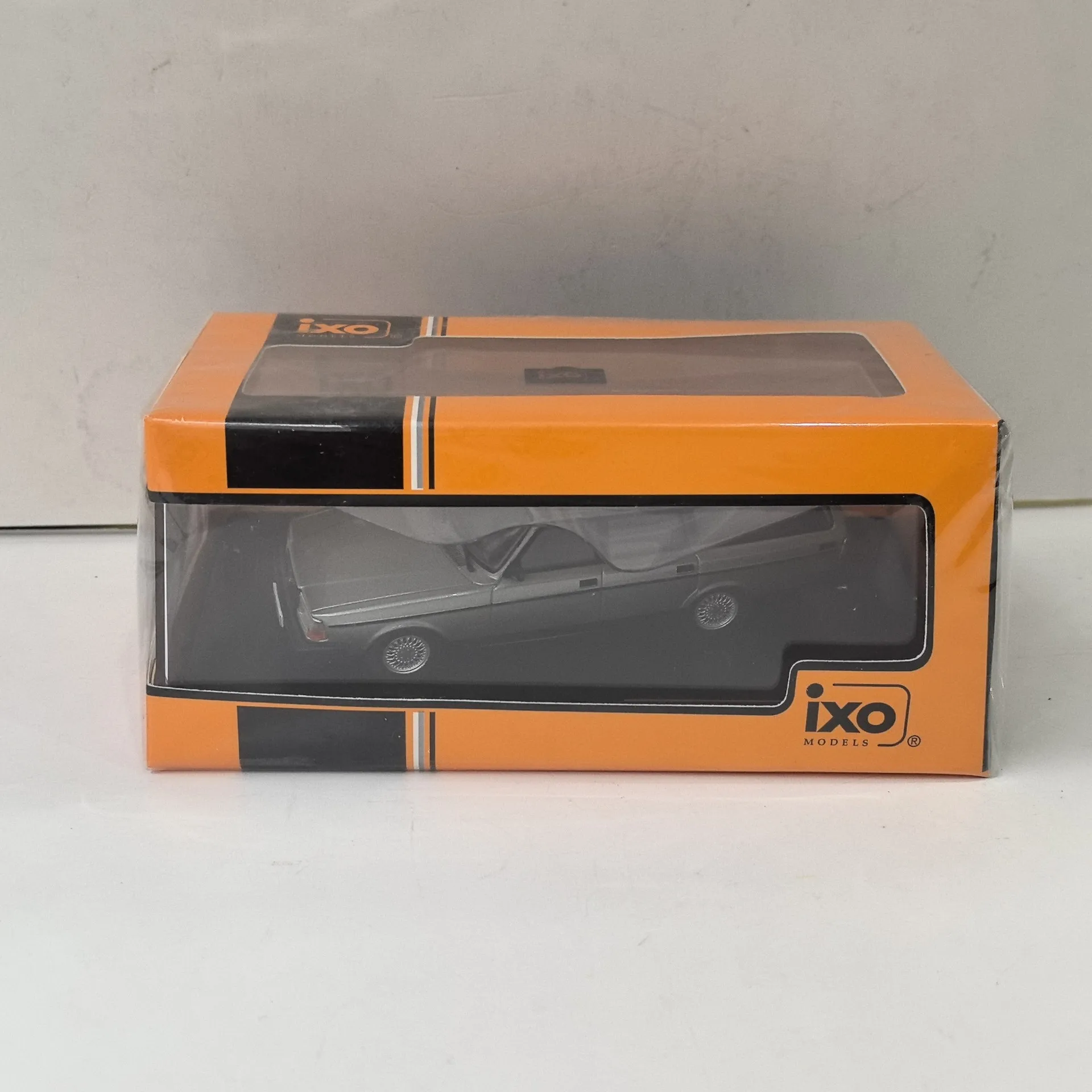 

Литая под давлением модель автомобиля из сплава IXO T9 в масштабе 1:43 VOLVO 240 1988 2q