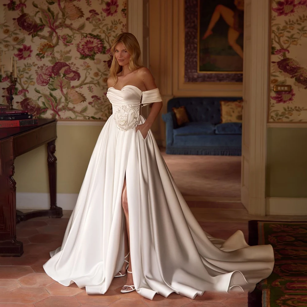 فستان زفاف حديث بدون أكتاف من الساتان مصنوع يدويًا من الزهور بوهو على شكل حرف a ثنيات بفتحة جانبية مع ذيل مصنوع حسب الطلب