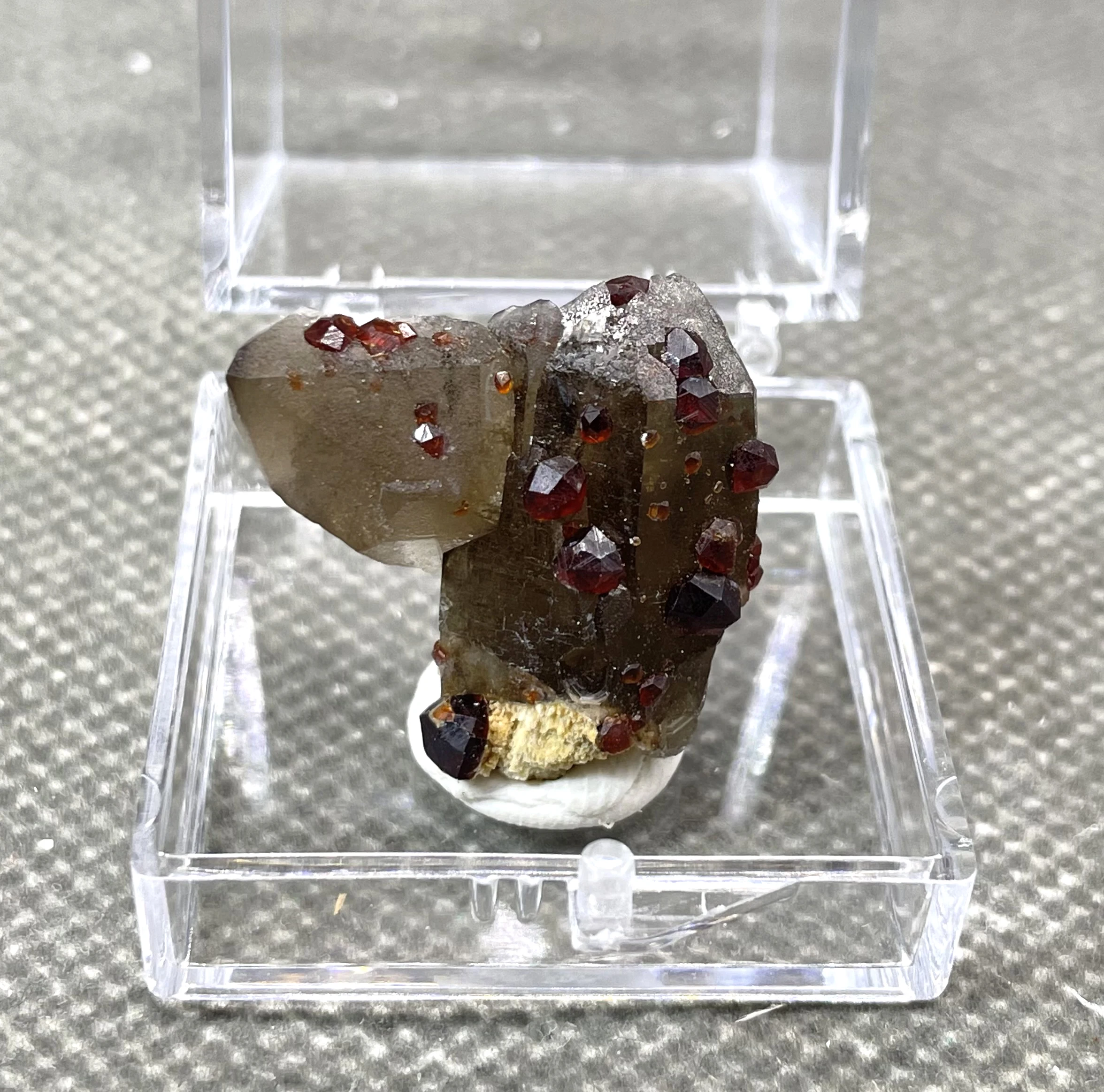 NEW! 100% natural rare garnet and tea crystal symbiotic mineral specimens stones and crystals quartz crystals + box size 3.4cm